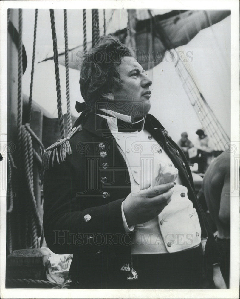 1963 Press Photo Two Fear Haunt Peter Ustinov Wear Penguin Suit Captain Role - Historic Images