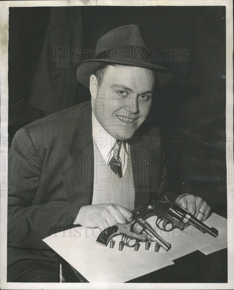 1948 Press Photo Detective Roger Rupp Squad Town Hall - Historic Images