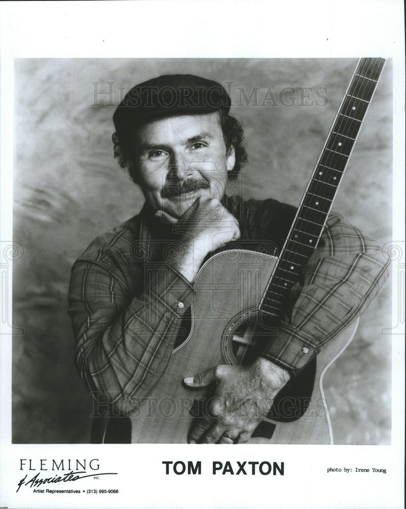 1993 Press Photo Tom Paxton Child Christmas Sony folkie Paxton sings candy Canes - Historic Images