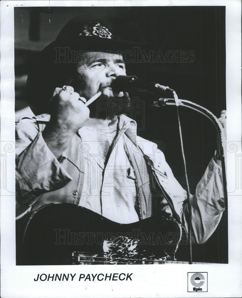 1978 Press Photo Johnny Paycheck Man Scruffy Clothes Past Floppy Black Hat Music - Historic Images