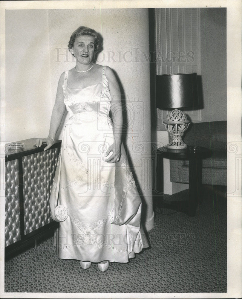 1959 Press Photo Mrs William Lillian Payes Queen Shriners stand home - Historic Images