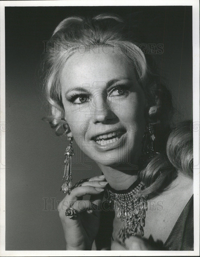 1972 Press Photo E J Peaker Plays Saloon Singer Actress - Historic Images