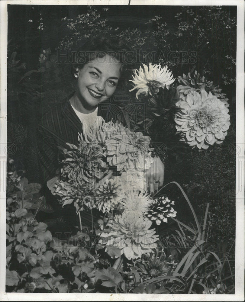 1954 Press Photo June Valli Songstress Dahlia Show Garfield Park Conservatory - Historic Images