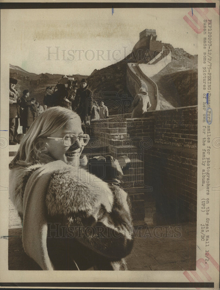 1975 Press Photo Peking Susan Ford Great Wall photographer family album Author - Historic Images