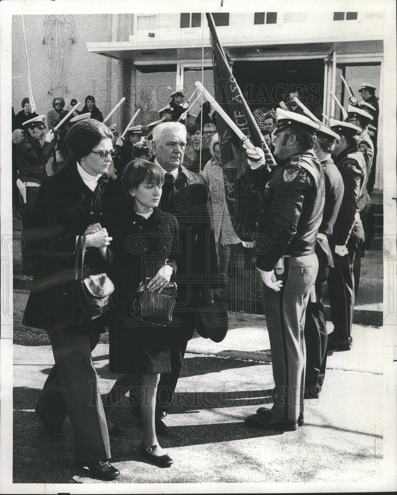 1974 Press Photo Mrs Mary Ann Barth Policeman Richard Church Patrolman Grone - Historic Images