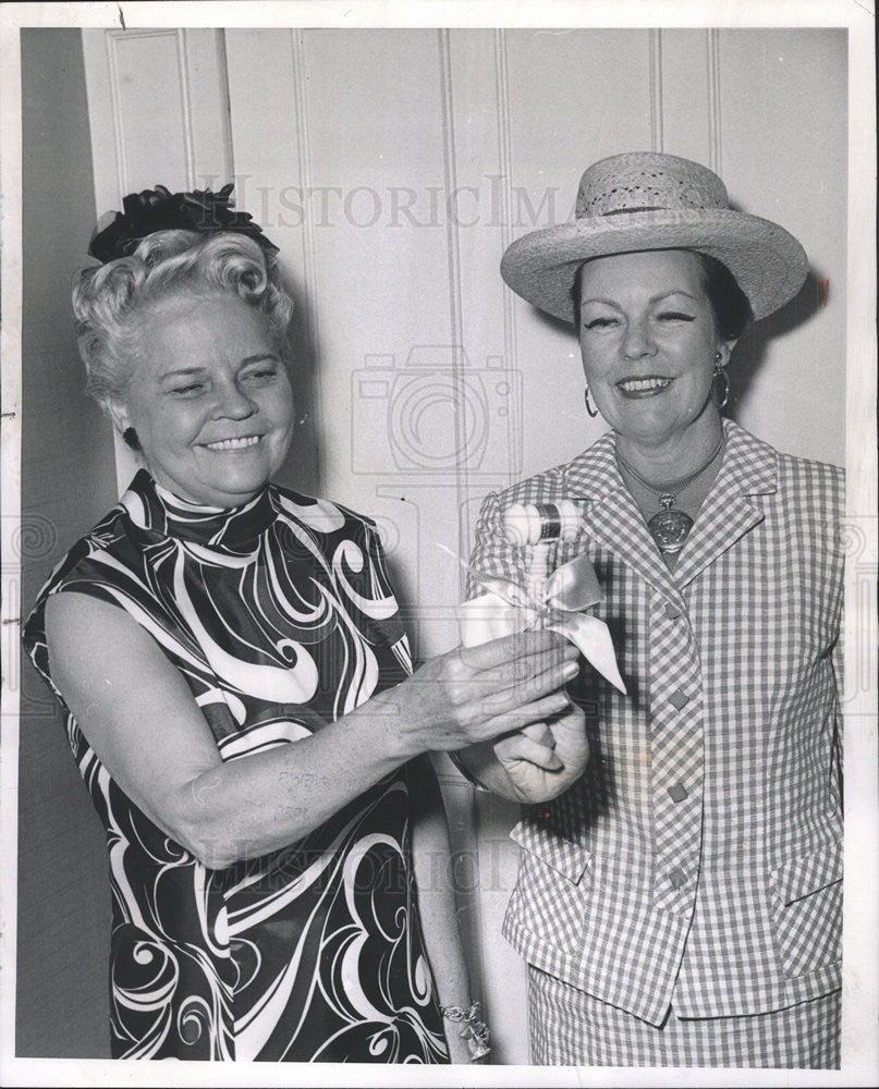 1968 Press Photo Mrs William Barth new president Joseph Hospital women board - Historic Images