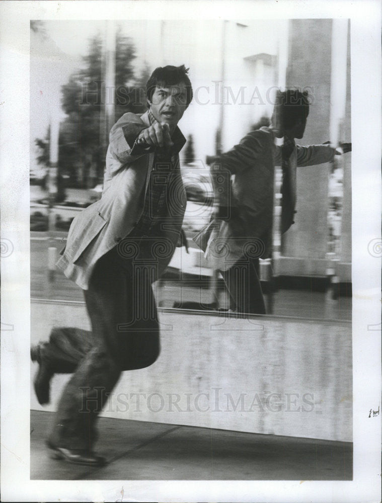 1975 Press Photo Robert Urich Program Vegas scene - Historic Images