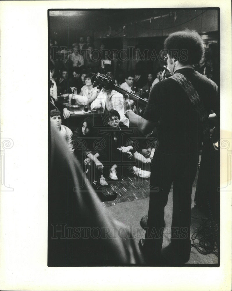 1983 Press Photo George Bass Guitarist Musician Muddy Waters Tribute - Historic Images