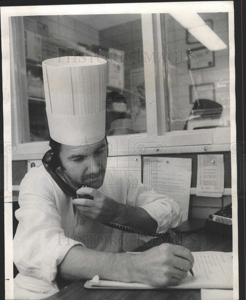 1974 Press Photo Camille Schwartz checks meat order Cook Phone Plaza Executive - Historic Images