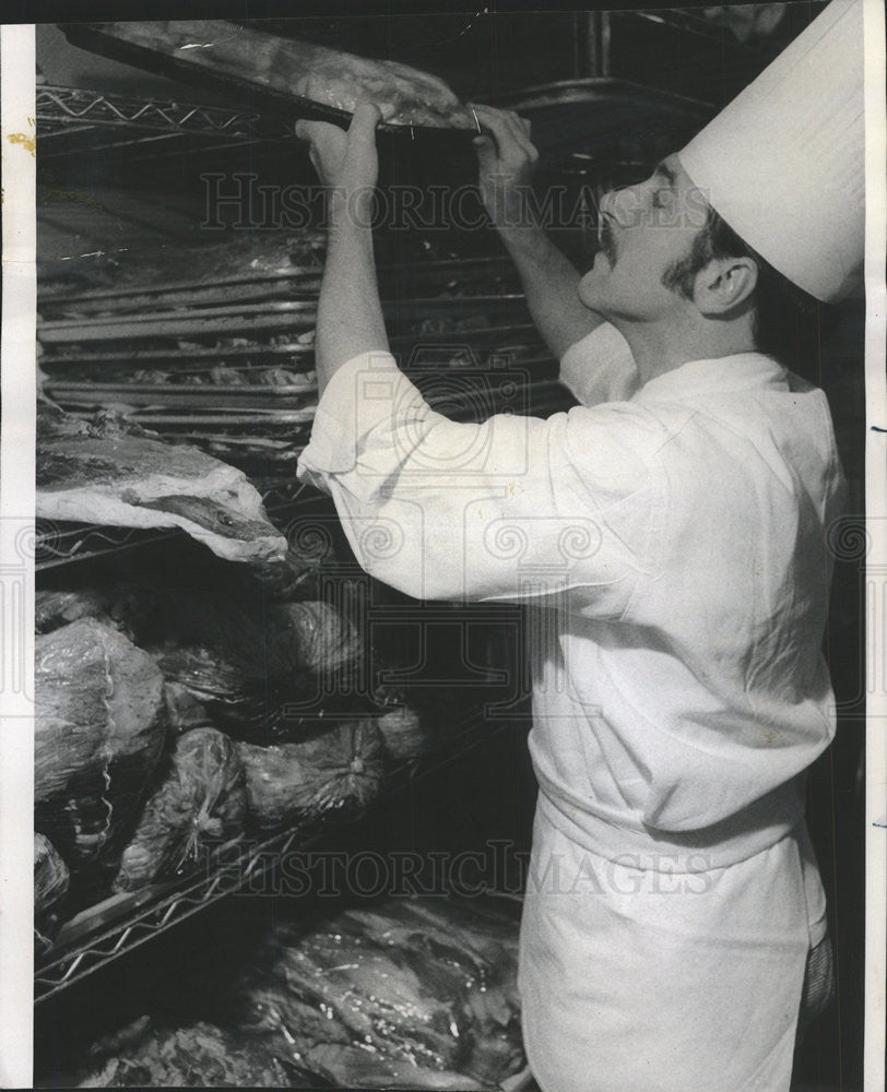 1974 Press Photo Chef Camille Schwartz Preparing Banquets at Continental Plaza. - Historic Images