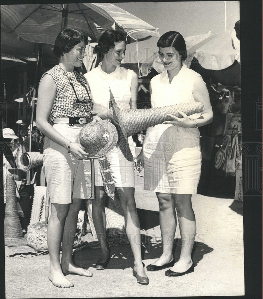 1957 Press Photo  NASSAU MARKETS LYNN ROBBINS MARY RICHARDS  SARAH FREEMAN - Historic Images