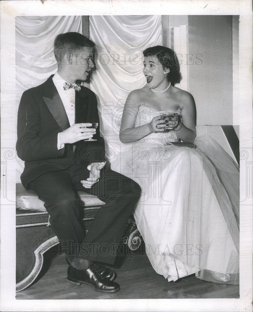 1956 Press Photo Lyn Robbins Chicago Socialite - Historic Images