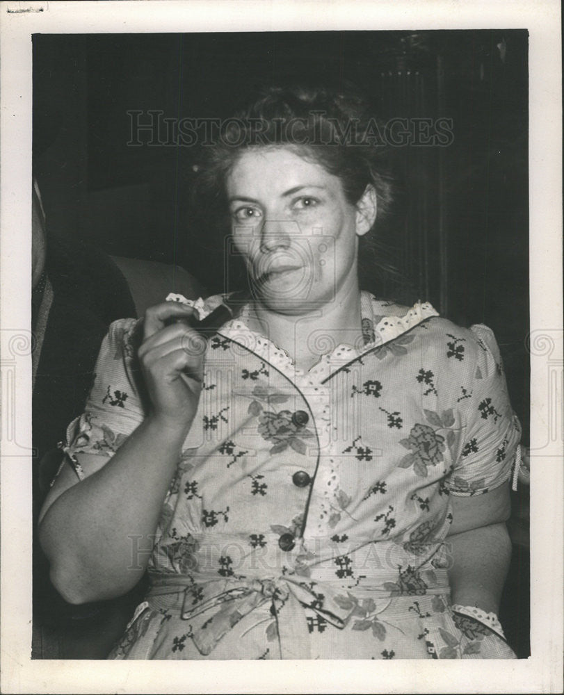 1953 Press Photo Alice Roberts Pipe smoke landlady Kill Mother Wounded gown - Historic Images