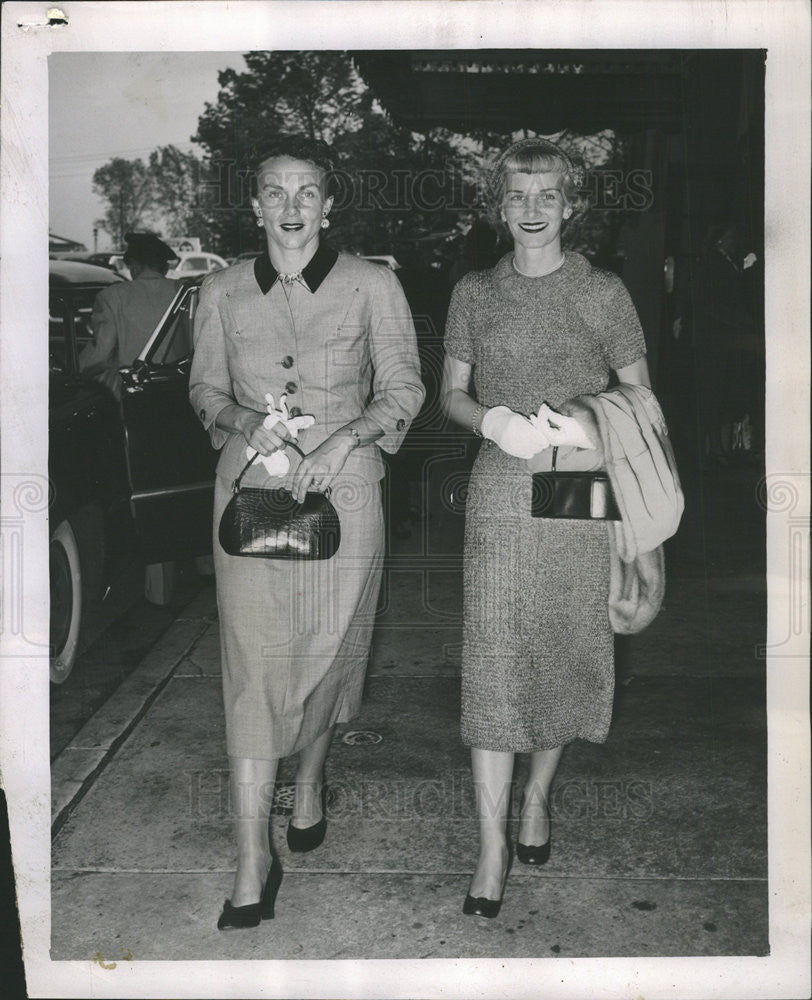 1958 Press Photo Mrs Charles Roberts Mrs William White Tatro Del Lago fashion - Historic Images