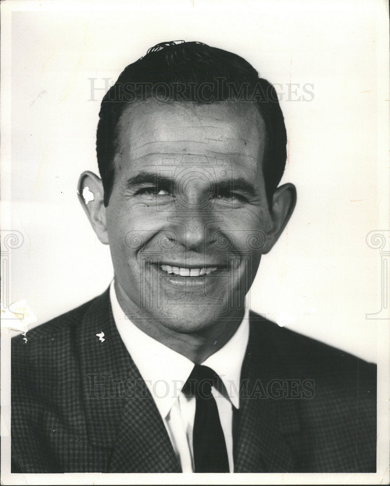 1967 Press Photo Bruce Roberts sports Coach photograph pose - Historic Images