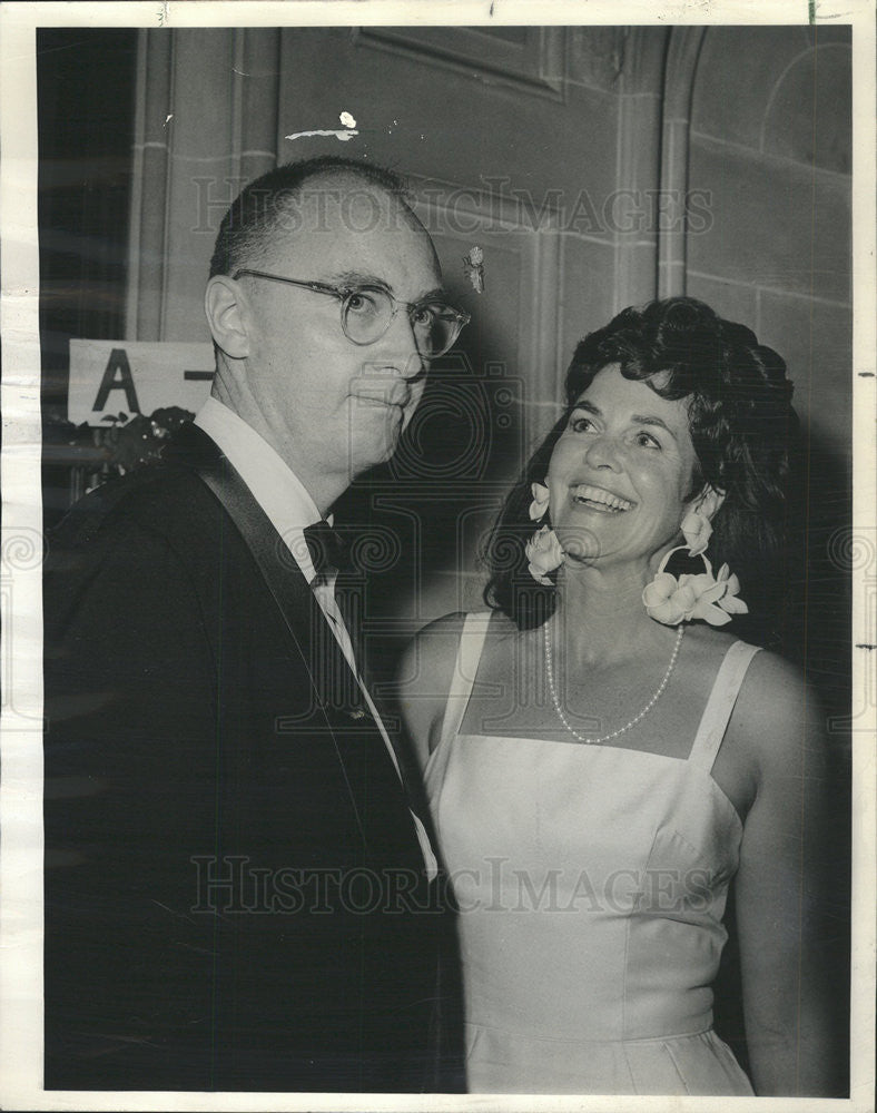 1967 Press Photo Lawrence Burns and Mrs.Bingham Roberts. - Historic Images