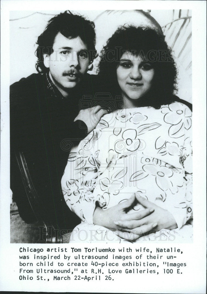 1986 Press Photo Artist Tom Torluemke was inspired by wife Natalie&#39;s pregnancy. - Historic Images