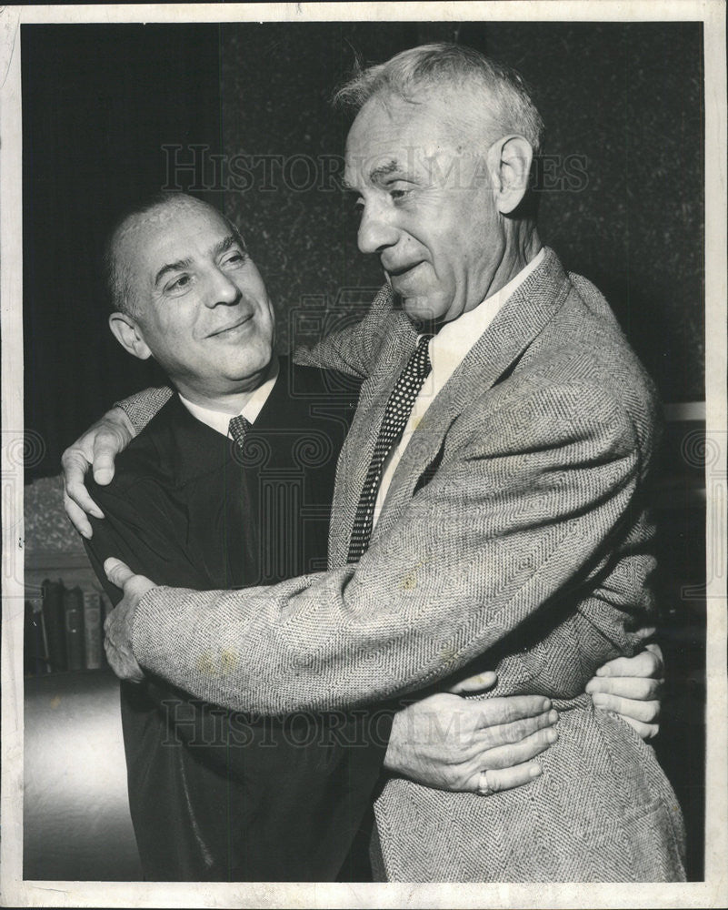 1953 Press Photo Judge Abraham Marovitz superior court embraces Jack Robbins boy - Historic Images