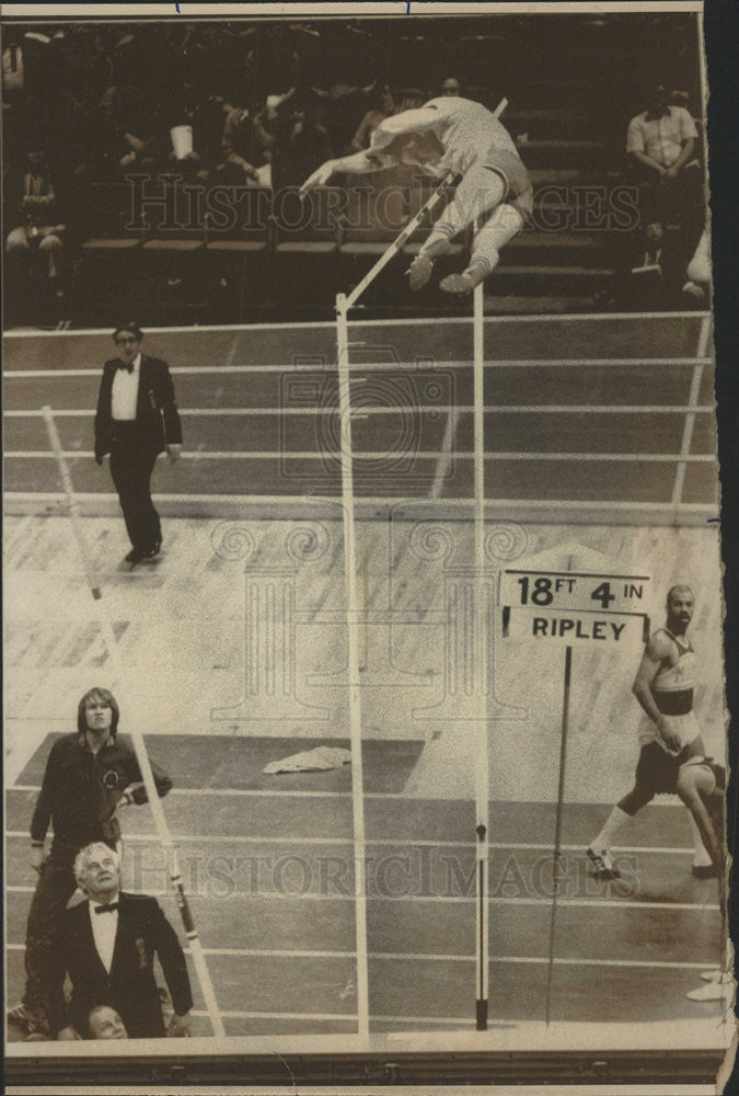 1976 Press Photo Dan Ripley American Pole Vaulter - Historic Images