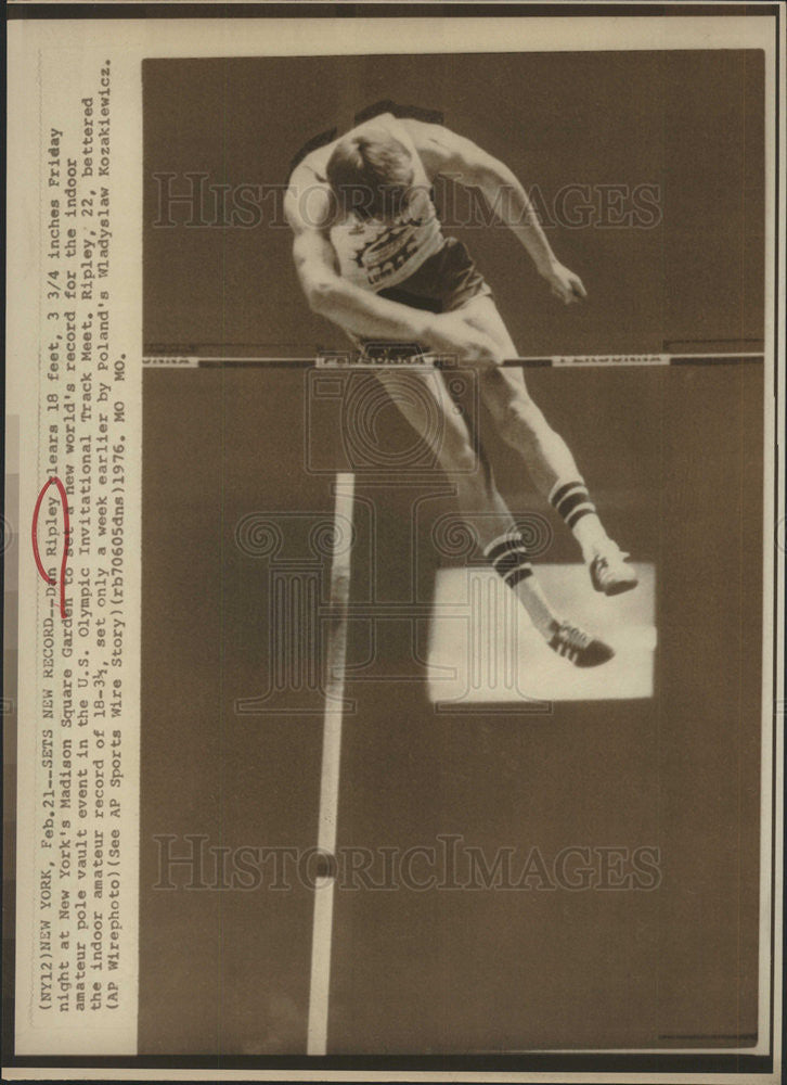 1976 Press Photo Dan Ripley Set New World Record Pole Vault U.S Olympic - Historic Images