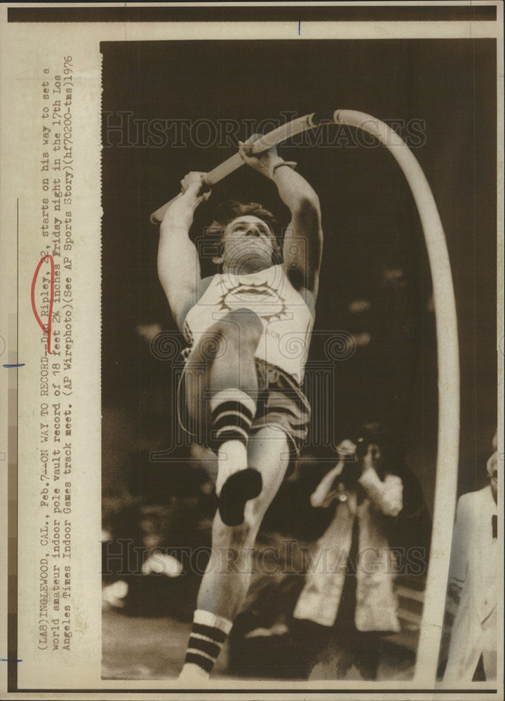 1976 Press Photo Alan Ripley world amateur indoor pole vault games track - Historic Images