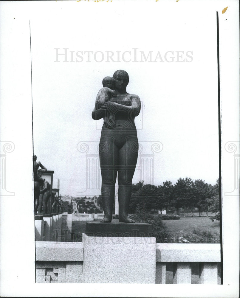 1982 Press Photo Norwegian work Gustav Vigeland Park Oslo sculpture  Mother Baby - Historic Images