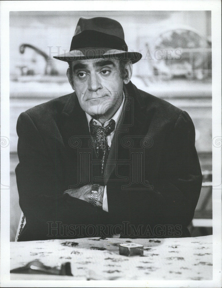 1978 Press Photo Abe Vigoda Discover Furnace Foster Cold Cash Fish ABC Televisio - Historic Images