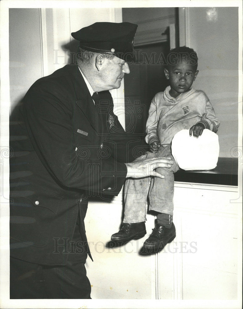 1966 Press Photo Officer James Riley 3rd district Stony Island kid hold bag - Historic Images