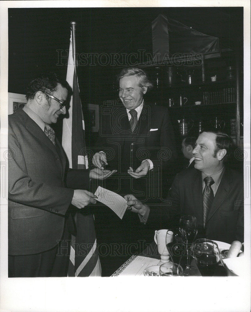 1971 Press Photo Howard Rigney, Deputy Consul-General of Great Britain Toast - Historic Images