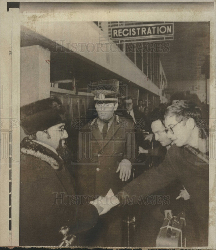 1971 Press Photo Leonid Rigerman computer programmer bid farewell Moscow airport - Historic Images