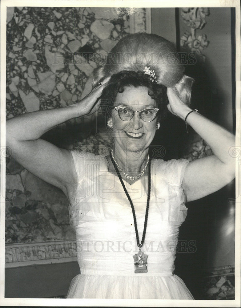 1963 Press Photo Mrs Cora Rigg Eagles Auxiliary Wig Show Fraternal Pick Congress - Historic Images