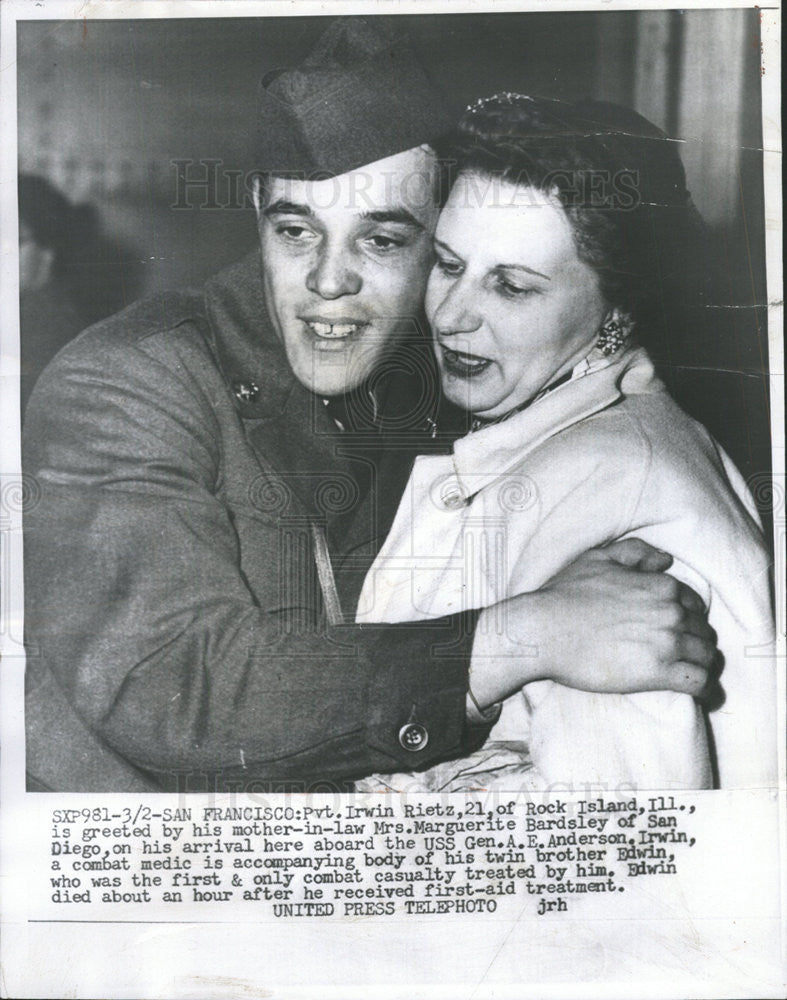 1953 Press Photo PVT. IRWIN RIETZ MOTHER-IN-LAW MRS. MARGUERITE BEARDSLEY - Historic Images