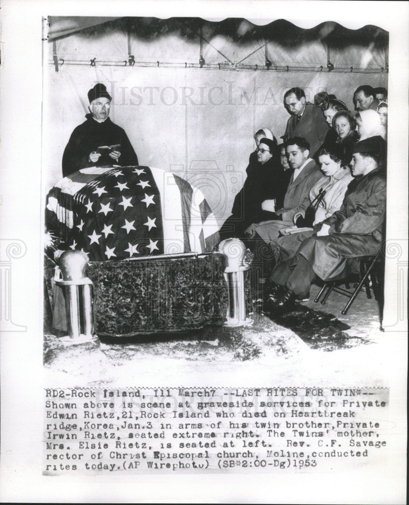 1953 Press Photo Graveside  Edwin Rietz Rock Island Korea Irwin Elsie Moline - Historic Images