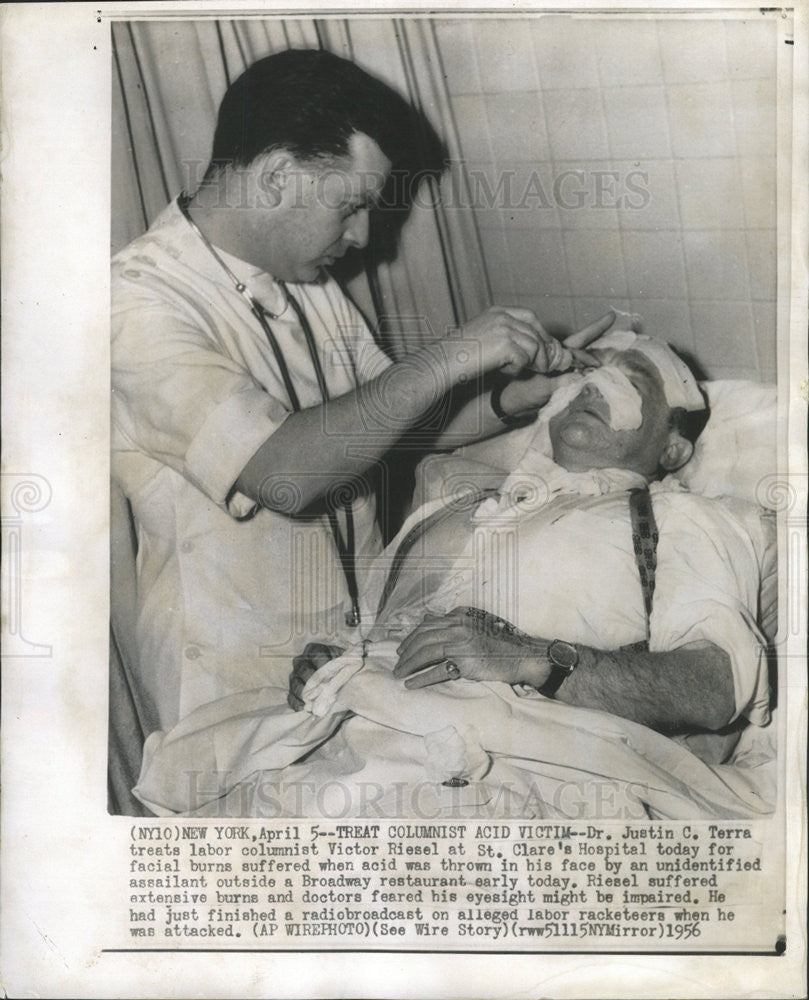 1956 Press Photo Labor Columnist Victor Riesel St Clares Hospital Acid Attack - Historic Images