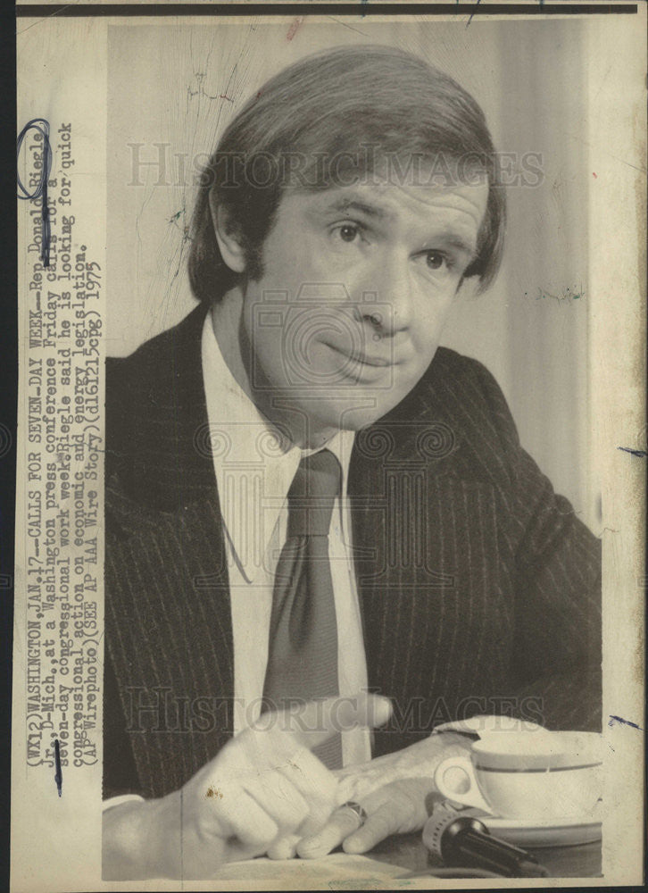 1975 Press Photo Rep. Donald Riegle Jr Washington Press Conference ...