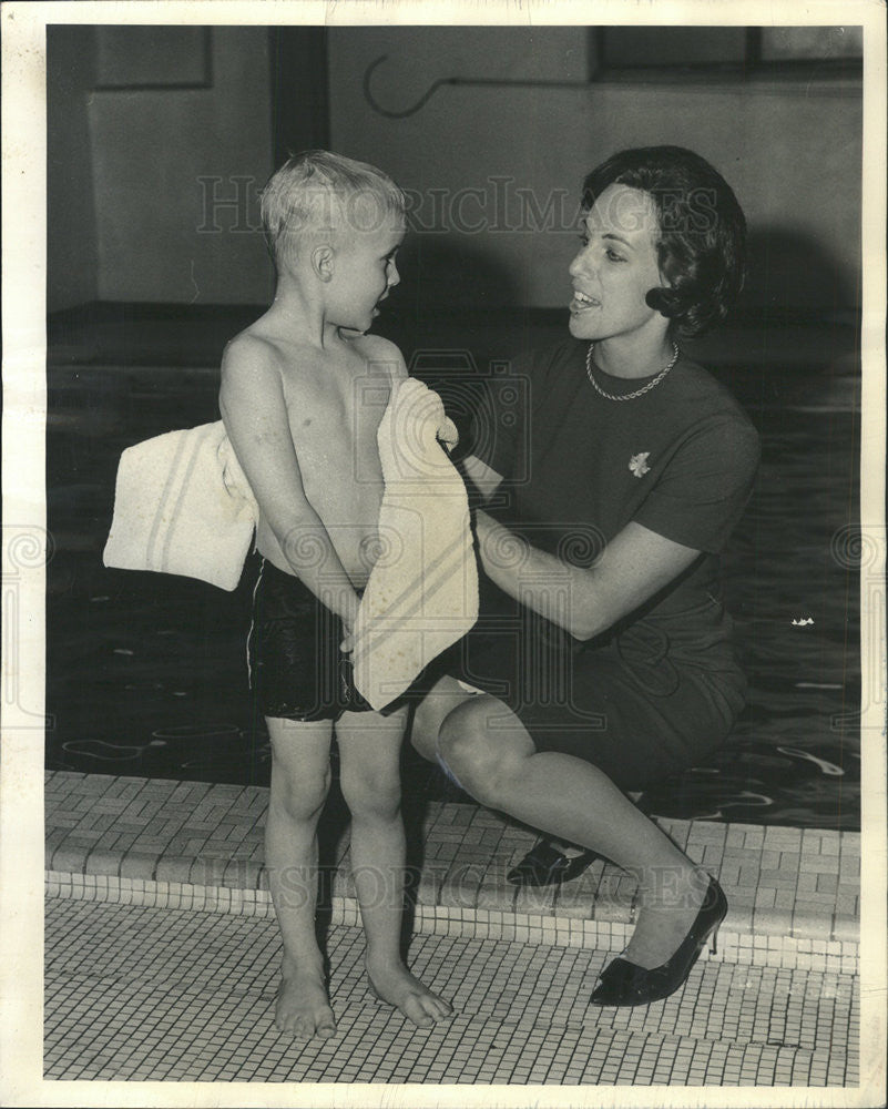 1965 Press Photo Steven Thuy Helping Hand Davis Roenisch Swimming Class Center - Historic Images