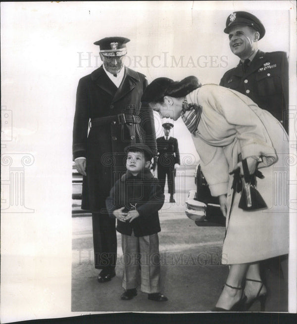 1952 Press Photo Young Matt Ridgeway With His Parents At Tokyo's Haned ...