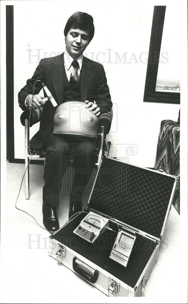 1977 Press Photo David Phillips Breast Cancer Detection Device Inventor - Historic Images