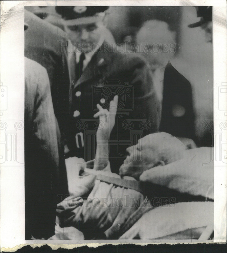 1962 Press Photo Sir Winston Churchill victory sign plane London Airport Hand - Historic Images