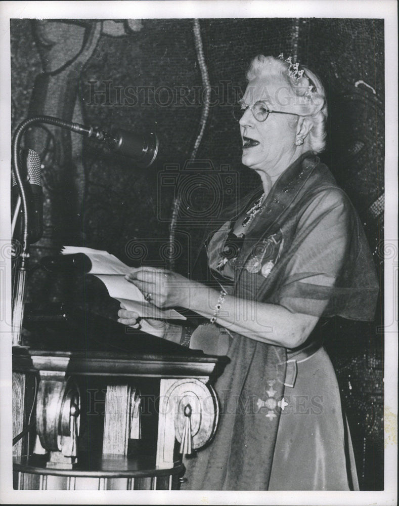 1953 Press Photo LADY CHURCHILL WIFE SIR WINSTON CHURCHILL ACCEPTING NOBLE PRIZE - Historic Images