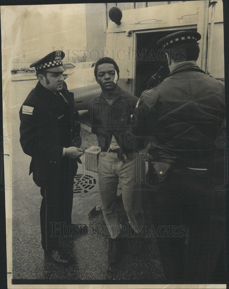 1975 Press Photo Captured Suspect Arson Willie Sliorter - Historic Images