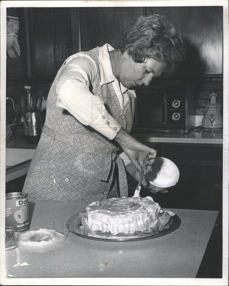 1973 Press Photo Mrs John Rogers Pineapple Cooking Classic Torte Dessert - Historic Images