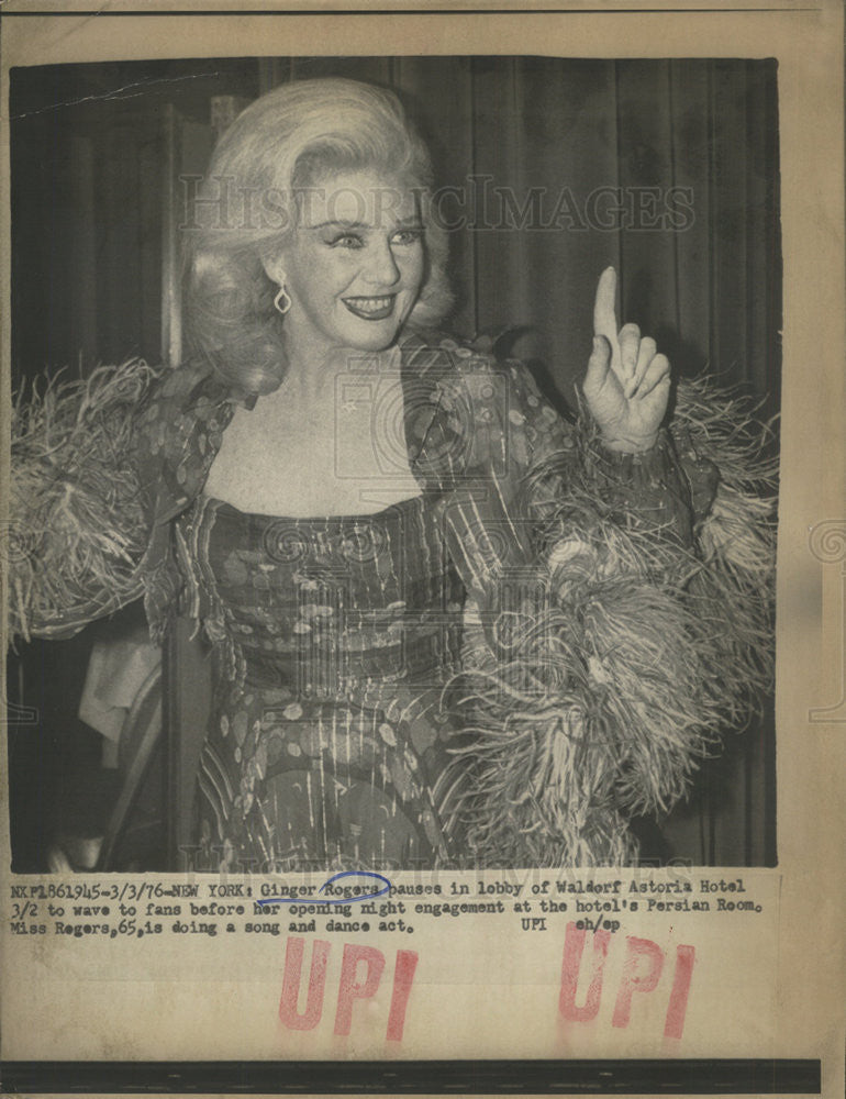 1976 Press Photo Ginger Rodgers Waves To Fans - Historic Images