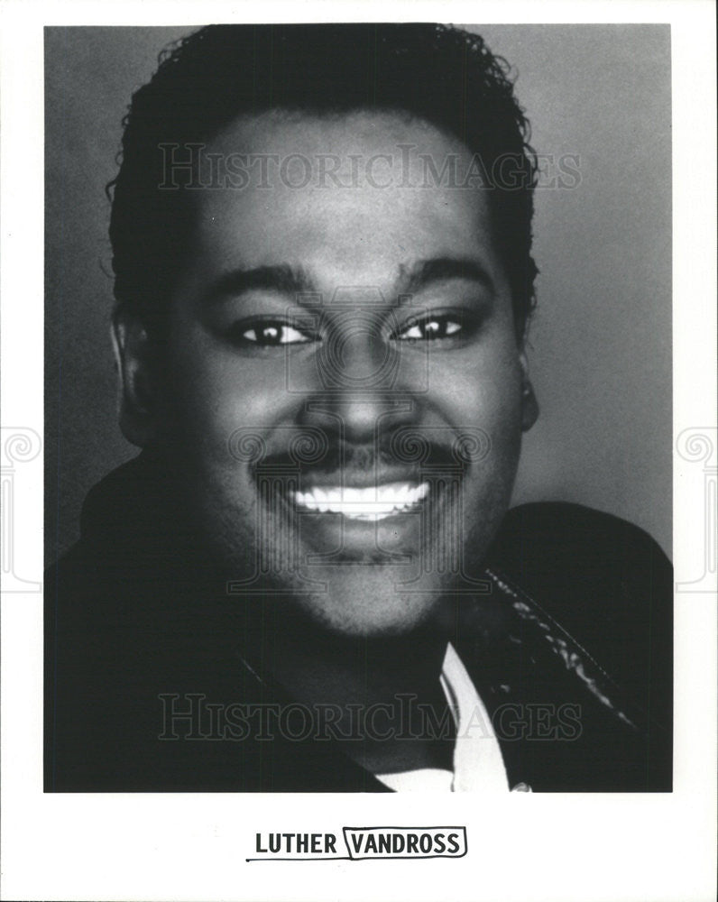 1990 Press Photo Musician Luther Vandross Grinning 4 Camera Close-up - Historic Images