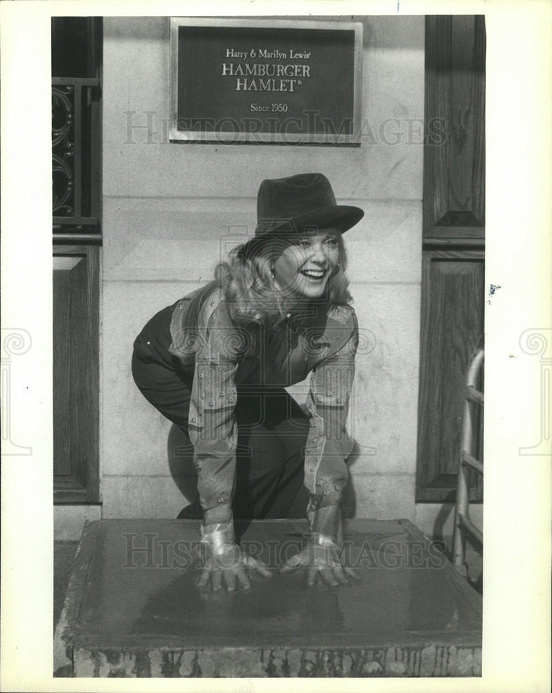 1981 Press Photo Sanctuary Monique Van Vooren Author Hamlet Hamburger Stars - Historic Images