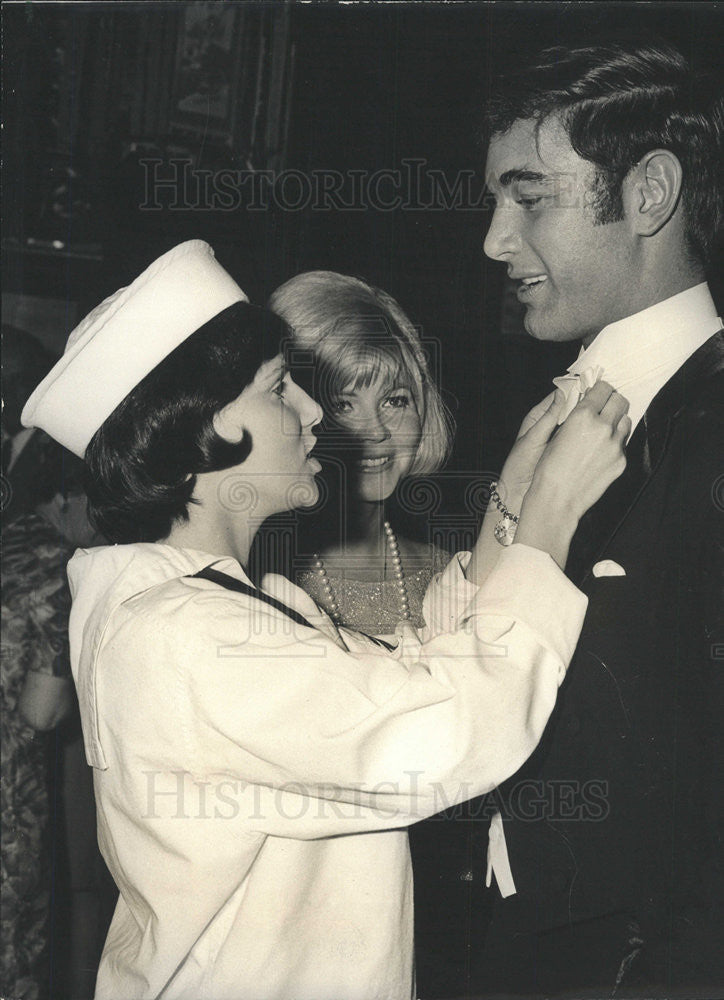 1967 Press Photo Charles Robinson Actor Tie Adjusted Mrs. George Hoffman - Historic Images