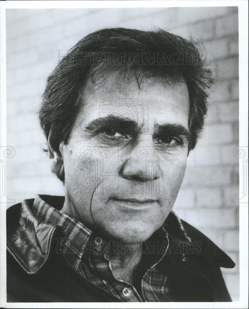 1985 Press Photo Alex Rocco Portray NY Police Detective Bill Butler Dellwood - Historic Images