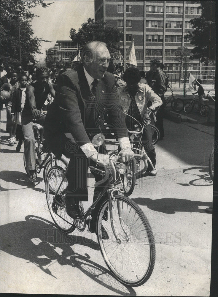 1974 Press Photo James Rochford Police Department Bicycle Registration - Historic Images