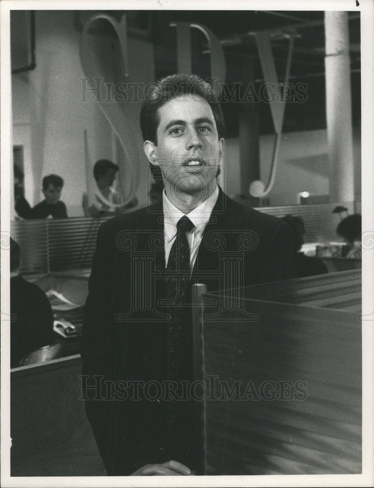 1990 Press Photo Comedian Jerry Seinfeld host NBC TV Spy Famous America - Historic Images