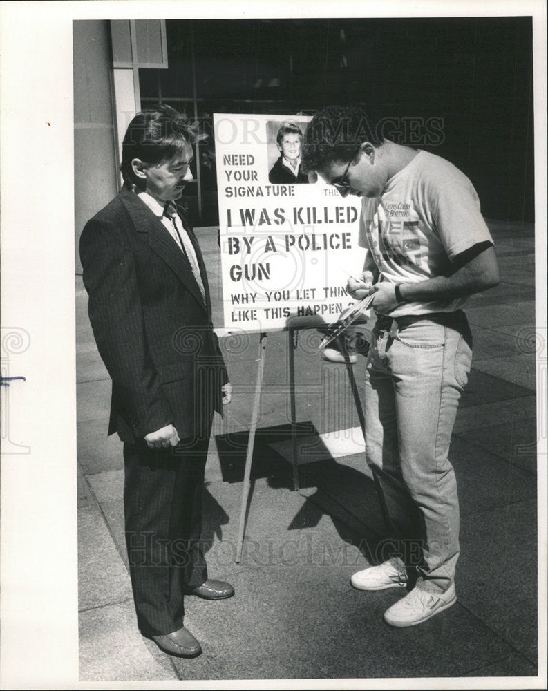 1988 Press Photo Marty Regan Signs Petition Frank Veres Gun Control Illinois - Historic Images